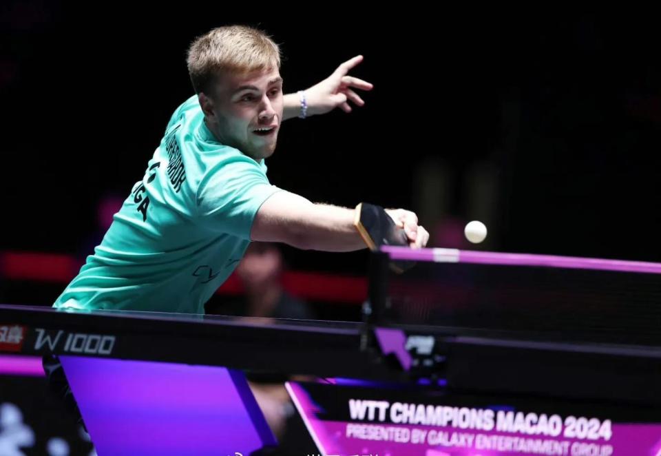 一个愿意随 一个愿意随