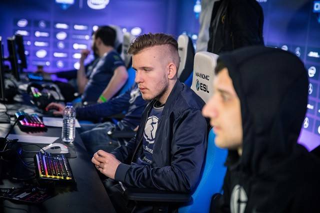 间直塞肋部 间直塞肋部